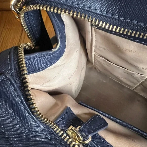 Michael Kors blue handbag with gold hardware - Picture 5 of 7